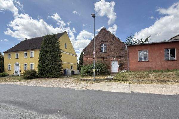 Zweifamilienhaus mit Nebengebäude