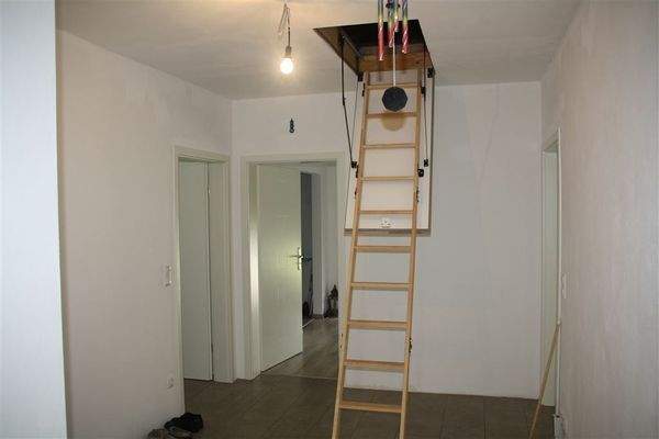 Flur mit BE-Treppe zum DG