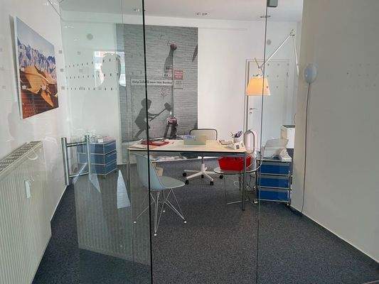 Büro hinter dem Empfang