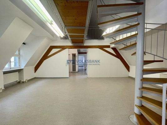 Offenes Wohnzimmer mit Wendeltreppe