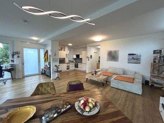 Wohn-/Esszimmer mit Blick zum Eingangsbereich