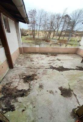 Terrasse zw. Haus und Nebengebäude.jpg