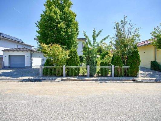 Außenansicht mit Baumbestand