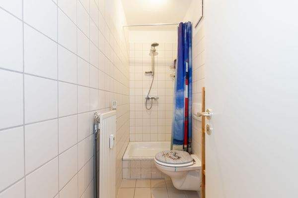 Das Badezimmer mit Dusche