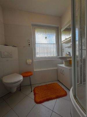 1. OG Badezimmer mit Dusche.jpg