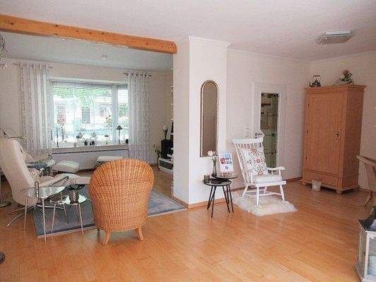 Blick vom Essbereich in das Wohnzimmer 