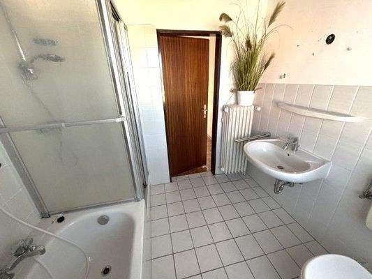 Dusche und Badewanne