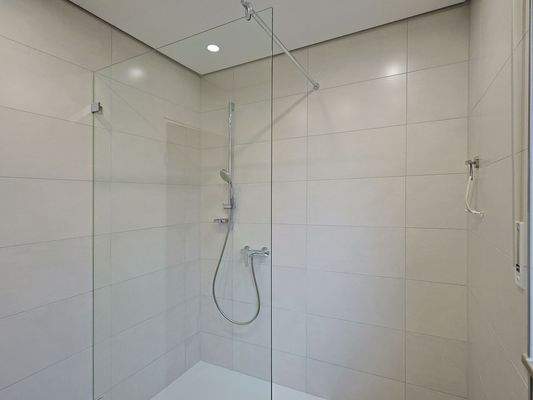 Große, bodentiefe Dusche