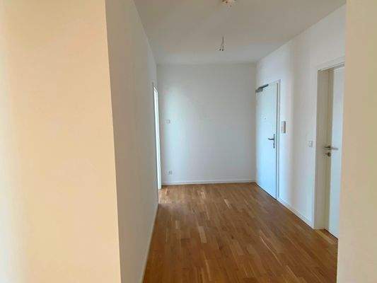 Blick zur Wohnungseingangstür mit Wechselsprechanlage