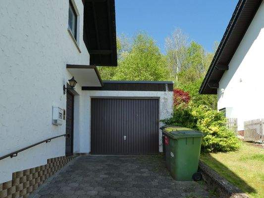 Garagre und Hauseingang