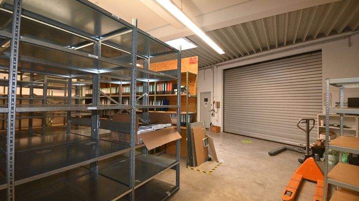 Lagerhalle am Gebäude