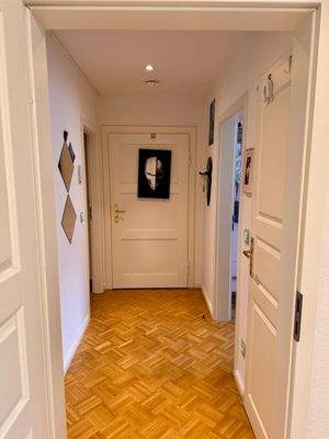 Wohnungsflur mit hellen Innentüren