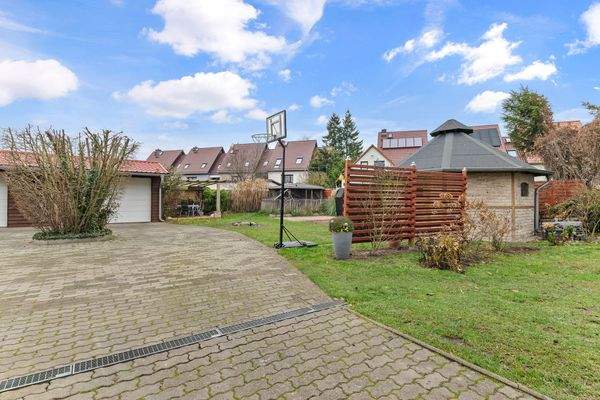 Seitliche Grundstücksansicht