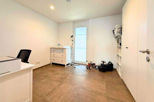 Helles Büro- oder Kinderzimmer