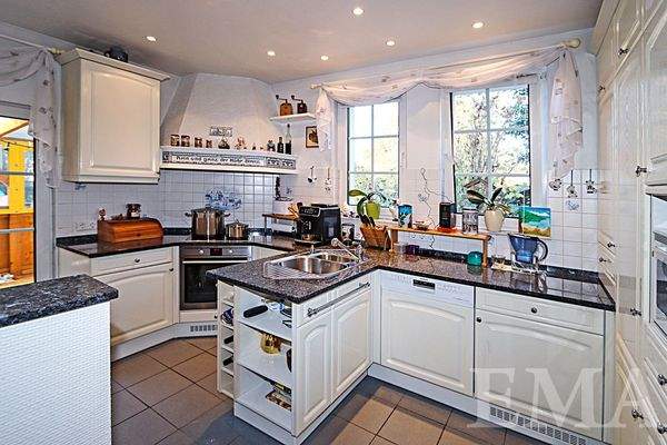 Küche mit Einbauküche