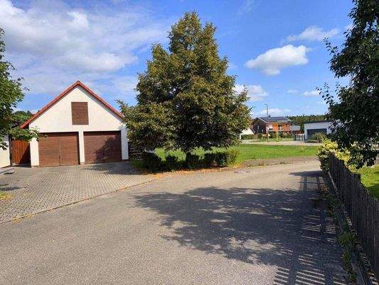Doppelgarage und Zufahrt