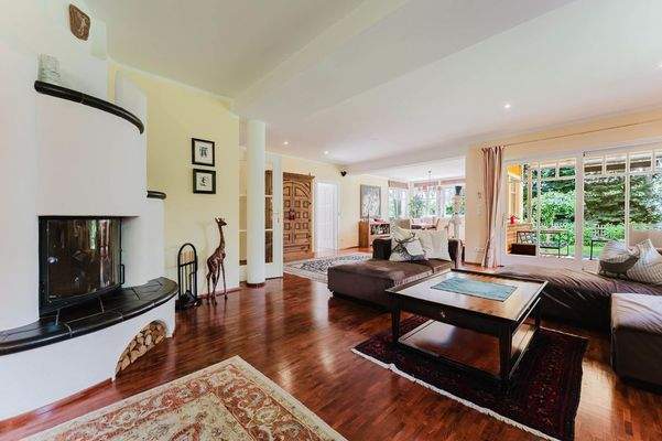 Im Wohnbereich sorgt der Kachelofen für wohlige Wärme