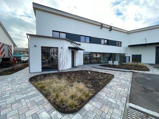 Ansicht mit Vorplatz