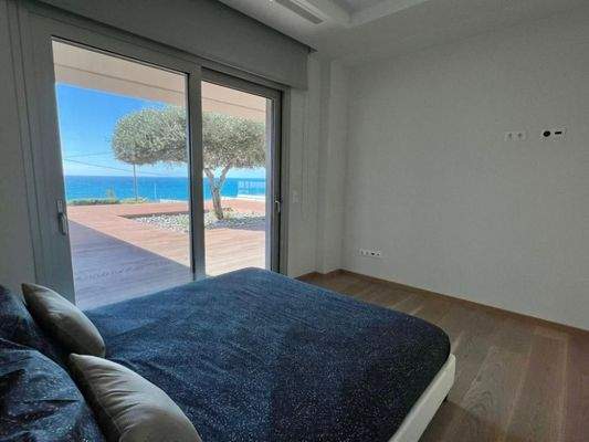 Einzigartige Villa am Meer mit Innenpool, Gärten und Gästehaus