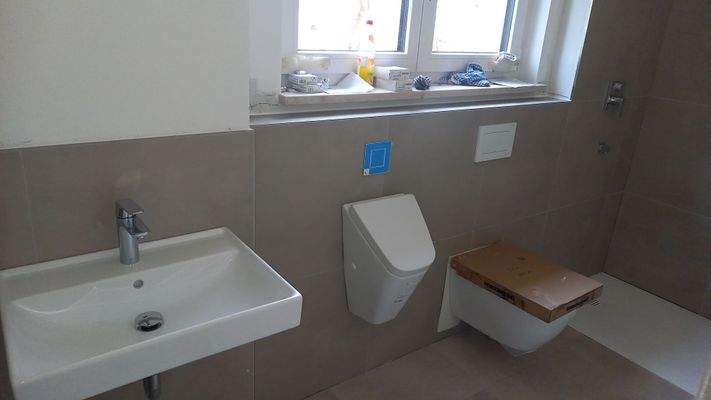 weiteres Duschbad mit WC und Urinal als Gästetoilette