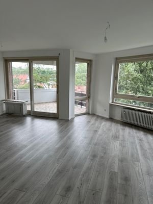 Wohnzimmer mit Blick zum Balkon