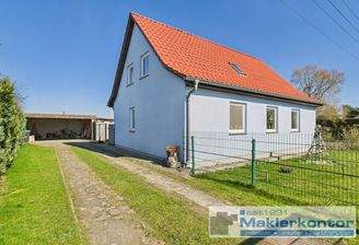 Seitenansicht mit Doppelcarport