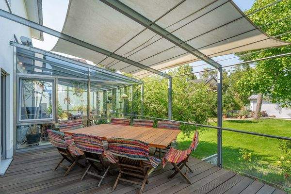 Terrassenbereich mit Gartenblick