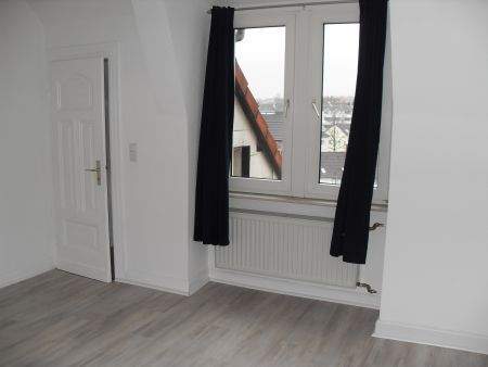 Arbeitszimmer mit Zugang zum Vorratsraum