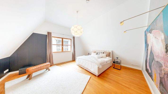 Großzügiges Schlafzimmer OG