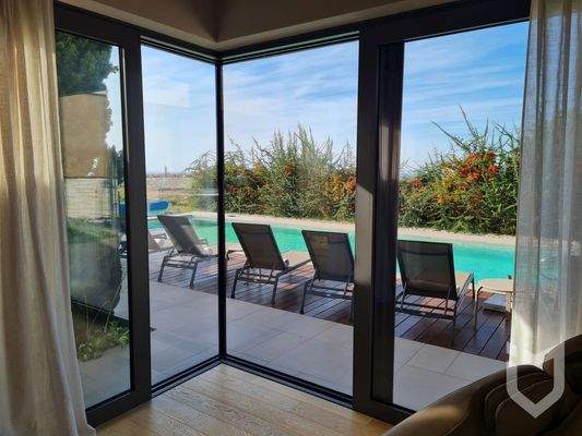 Blick von Wohnbereich auf Pool