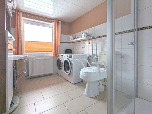 geräumiges Duschbad