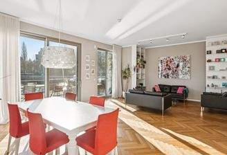 Wohn- und Essbereich mit Terrasse und Wasserzugang