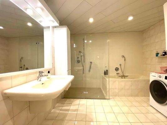 Großes Bad mit bodengleicher Dusche