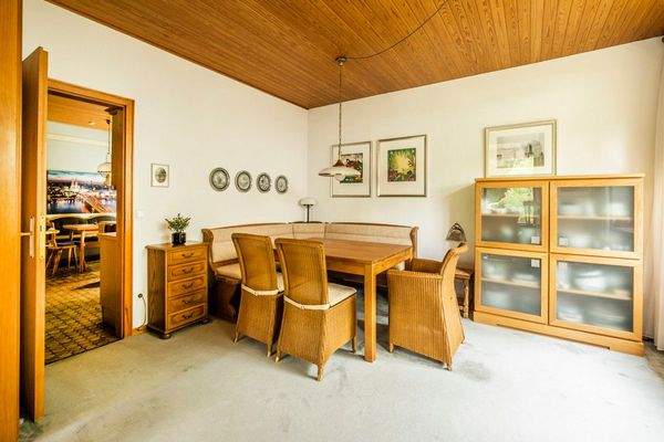 Essbereich und angrenzende Küche