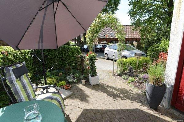 Terrasse mit Blick in den kleinen Garten