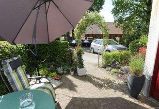 Terrasse mit Blick in den kleinen Garten