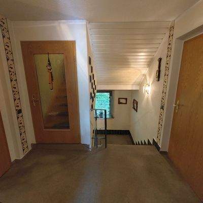 Treppenhaus mit Holzdeko