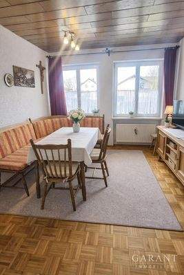 Einladendes Esszimmer mit Holzdetails(1)