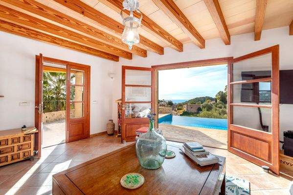 Helles Wohnzimmer mit Aussicht