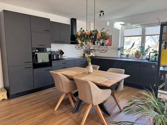 Moderne Küche mit Essbereich