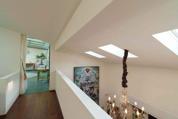 Lichtdurchfluteter Designbereich mit Galerie-Charakter