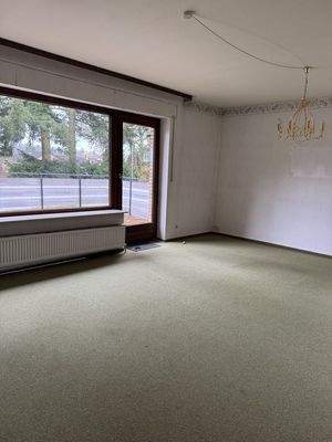 Wohnzimmer mit großer Fensterfront