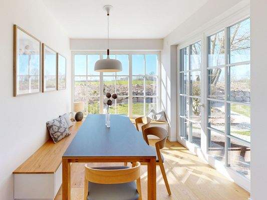 gemütliche Sitzecke mit Blick in den Garten