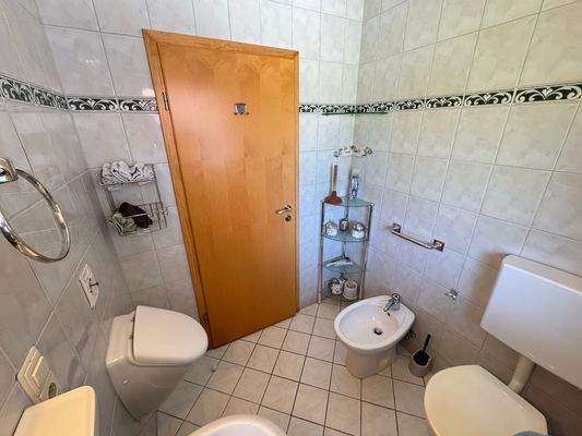 Gäste-WC mit Bidet u. Fenster