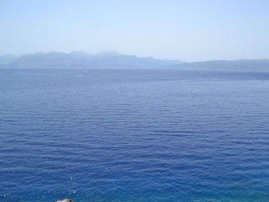 Kreta, Elounda: Großes, erstklassiges Grundstück in erster Meereslinie zu verkaufen