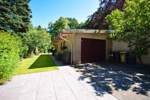 Garage mit Blick in Garten