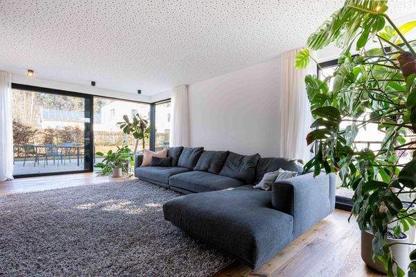 Wohnzimmer mit West- und Ost Fenster