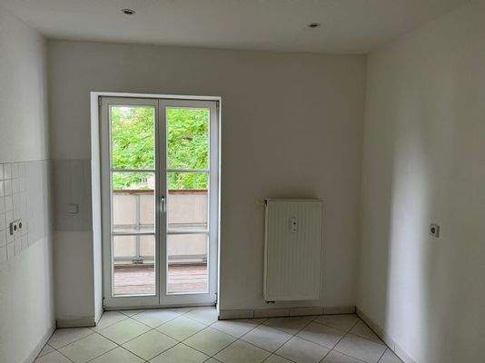 Küche mit Balkonaustritt