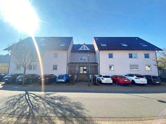 Hausansicht (mit 2 Kfz-Stellplätzen)