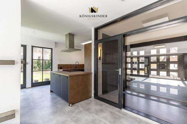 Heller Übergang von Eingang zur Küche